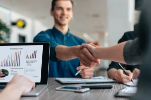 Dlaczego w 2023 warto  wynająć krzesła w Warszawie?